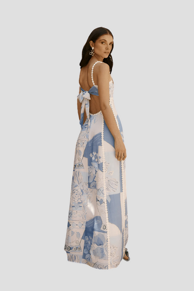 Lange damesjurk met modieuze print en fijne bandjes voor zomerse dagen