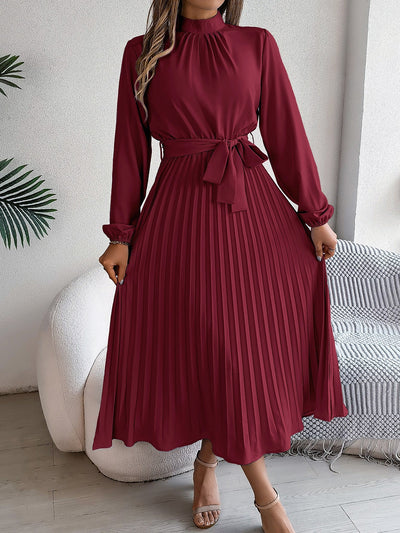 Elegante damesjurk met opstaande kraag lange mouwen en geplooide rok