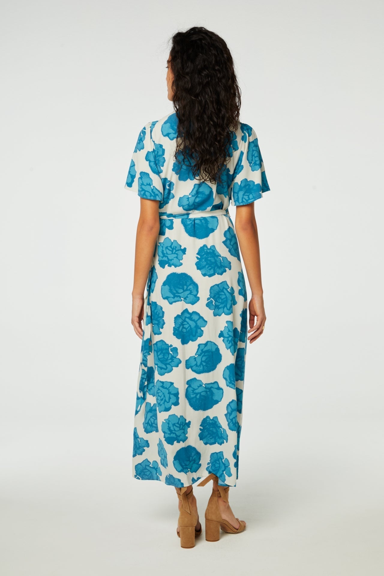 Nonchalant midi overslagjurk met ceintuur en korte wijde mouwen met print