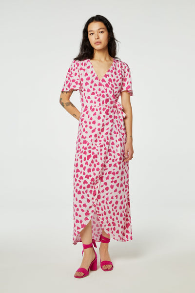 Nonchalant midi overslagjurk met ceintuur en korte wijde mouwen met print
