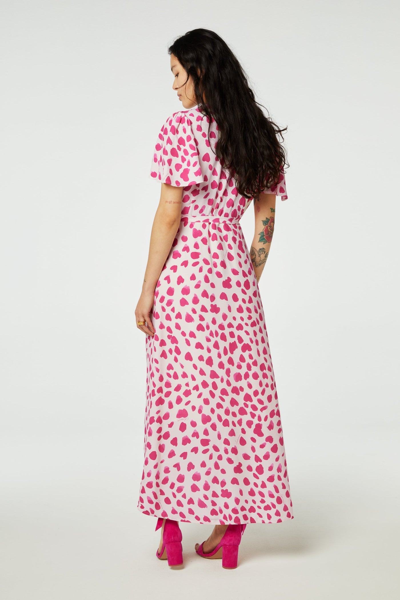 Nonchalant midi overslagjurk met ceintuur en korte wijde mouwen met print