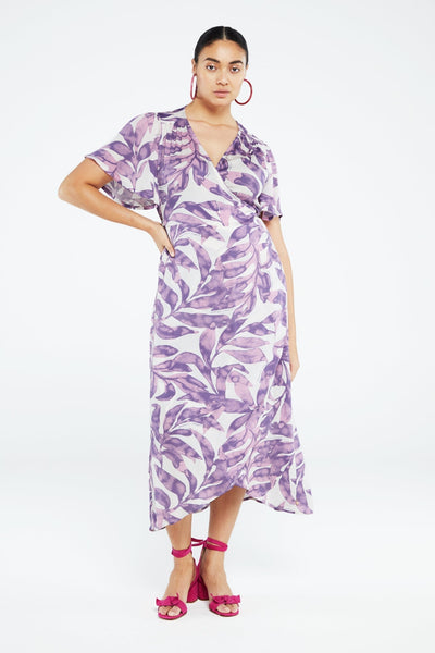 Nonchalant midi overslagjurk met ceintuur en korte wijde mouwen met print