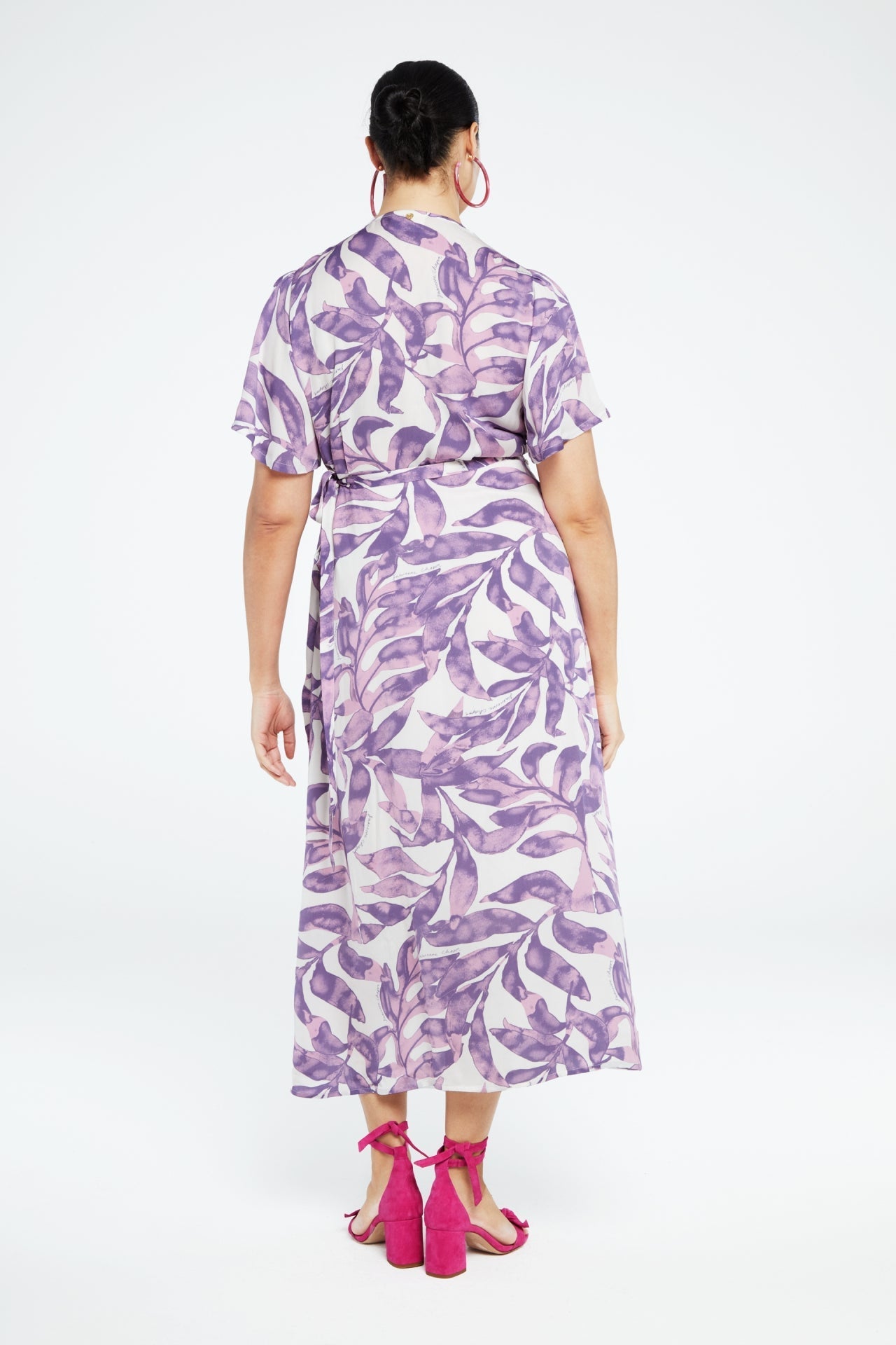 Nonchalant midi overslagjurk met ceintuur en korte wijde mouwen met print