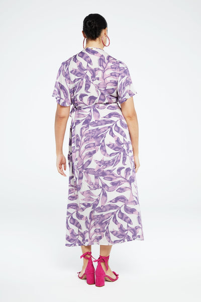 Nonchalant midi overslagjurk met ceintuur en korte wijde mouwen met print