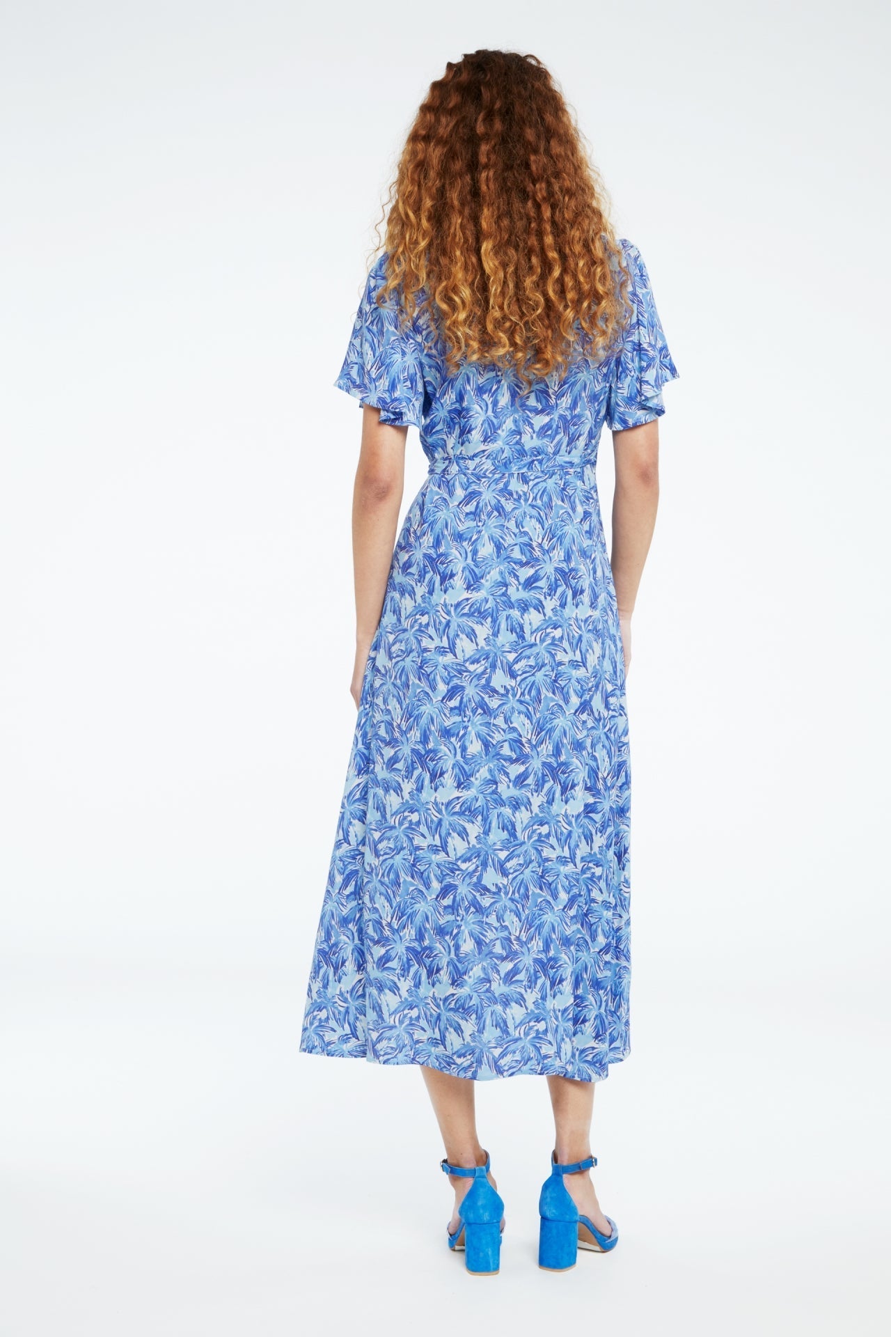 Nonchalant midi overslagjurk met ceintuur en korte wijde mouwen met print