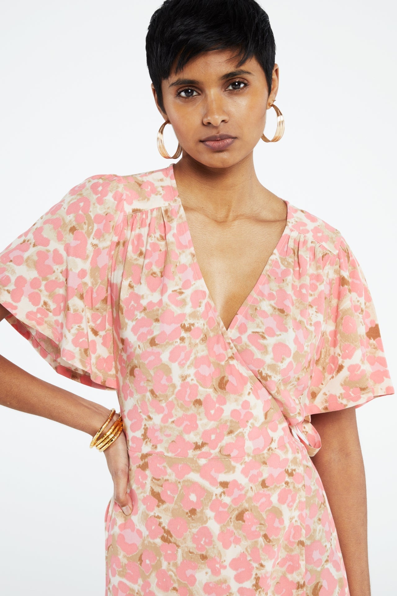 Nonchalant midi overslagjurk met ceintuur en korte wijde mouwen met print