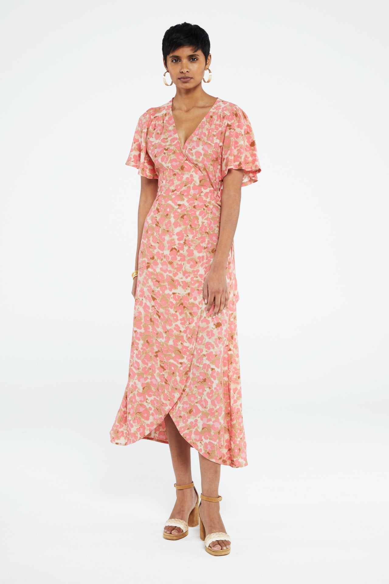 Nonchalant midi overslagjurk met ceintuur en korte wijde mouwen met print