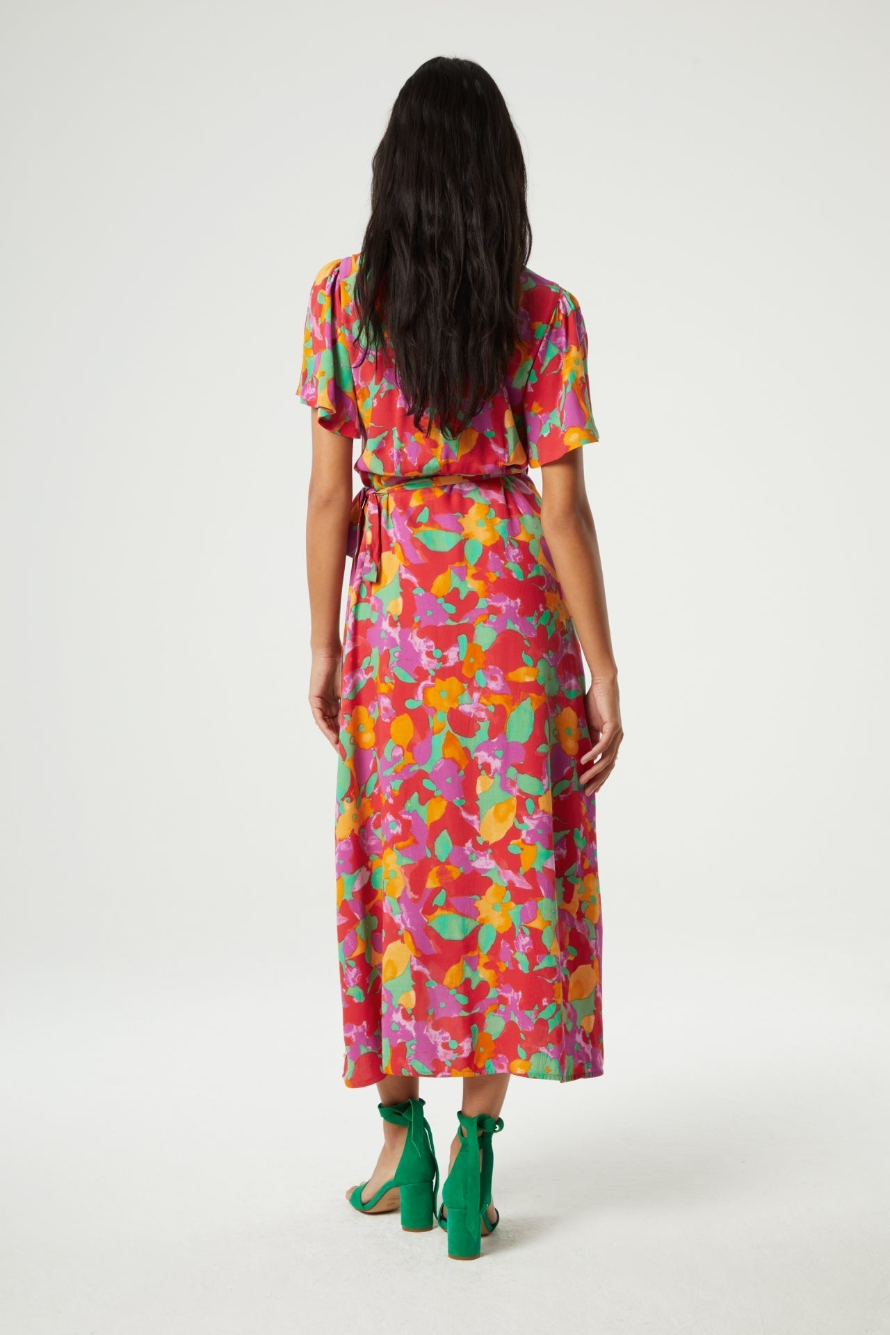 Nonchalant midi overslagjurk met ceintuur en korte wijde mouwen met print