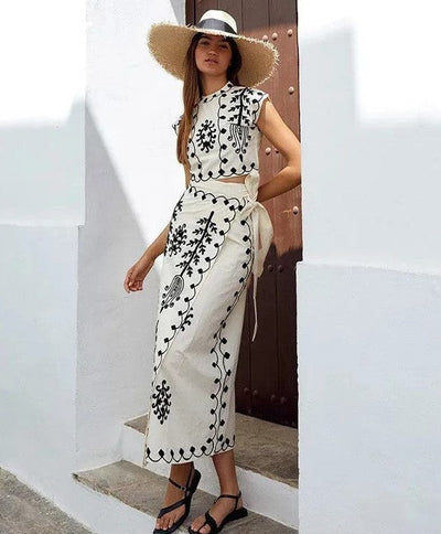 Tweedelige set met mouwloze top en zwierige rok met print