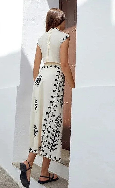 Tweedelige set met mouwloze top en zwierige rok met print