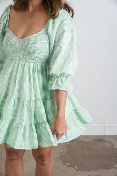 Babydoll jurk met ruitpatroon en smockdetail ideaal voor een speelse en stijlvolle uitstraling