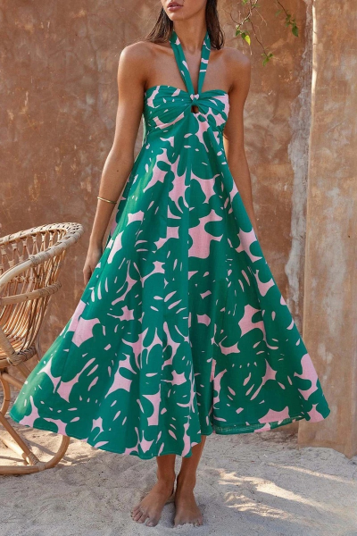 Lange boho jurk met bloemenprint en open rug ideaal voor een stijlvolle en zomerse uitstraling