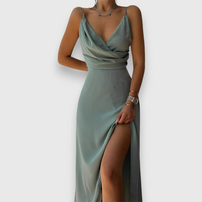 Elegante midi jurk met smalle bandjes en hoge split