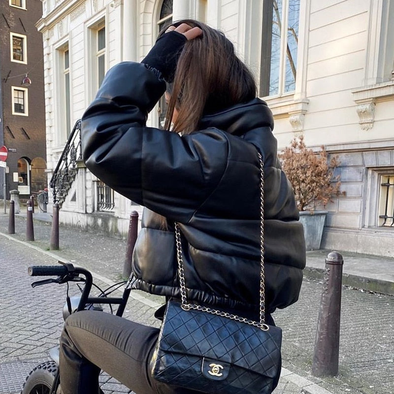 Korte dames bomberjack met eigentijds ontwerp