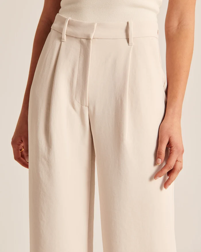 Maria - Getailleerde broek met wijde pijpen in beige