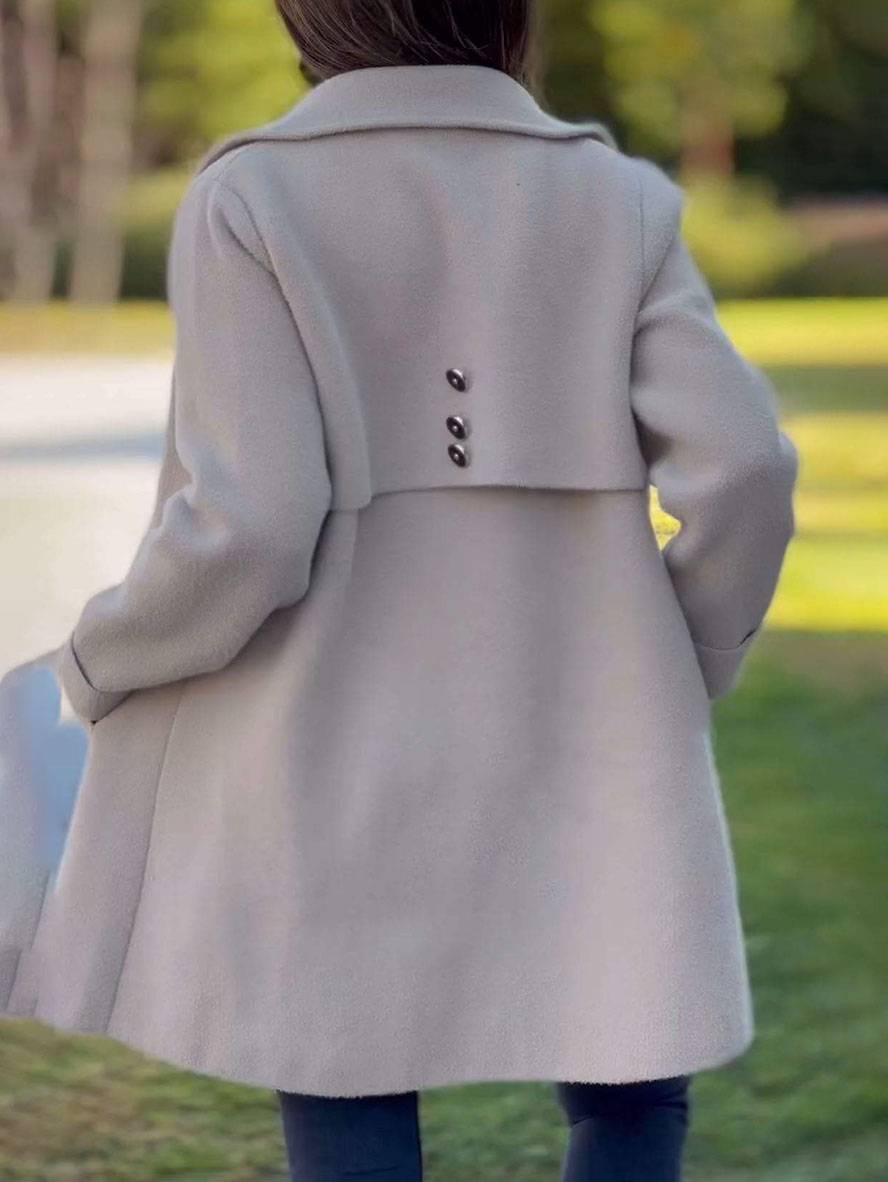 Elegante damesjas met knopen, zakken en een stijlvolle reverskraag
