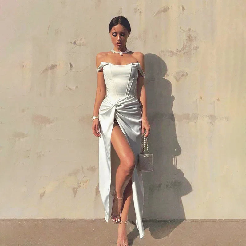 Trouwjurk met open schouders en elegant geweven rok