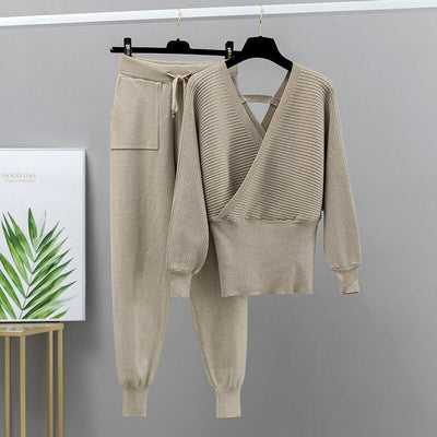 Elegant damespak met omgeslagen broekspijpen en diepe V-hals trui