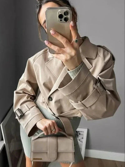 Korte trenchcoat voor dames perfect voor een modieuze uitstraling