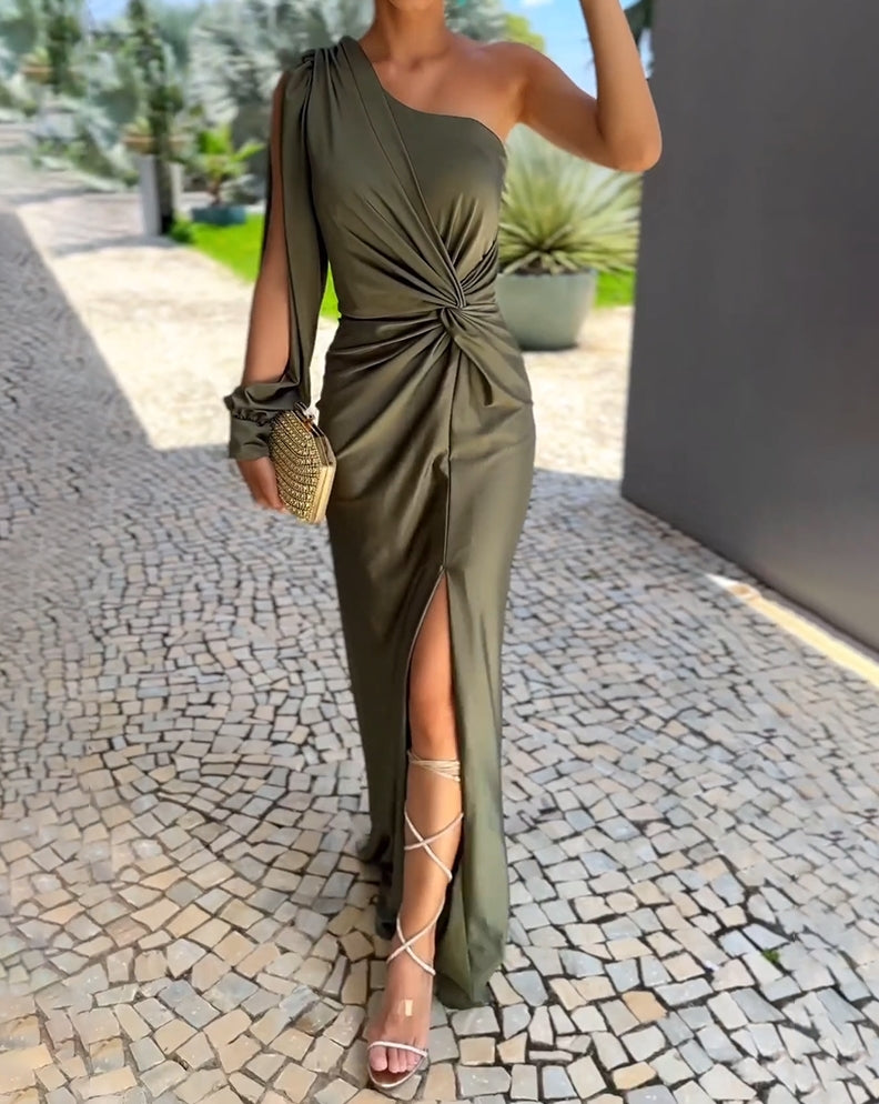 Lange elegante jurk met één mouw en hoge split ideaal voor feesten en bijzondere gelegenheden
