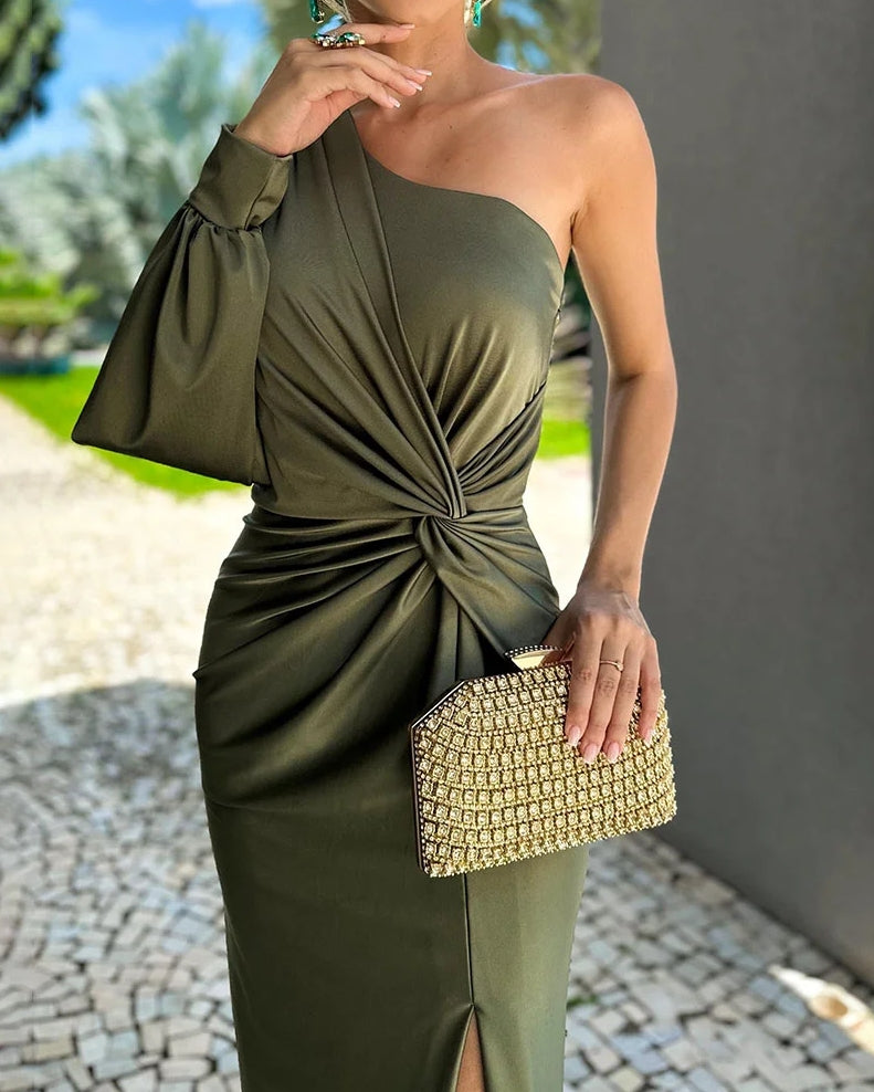 Lange elegante jurk met één mouw en hoge split ideaal voor feesten en bijzondere gelegenheden