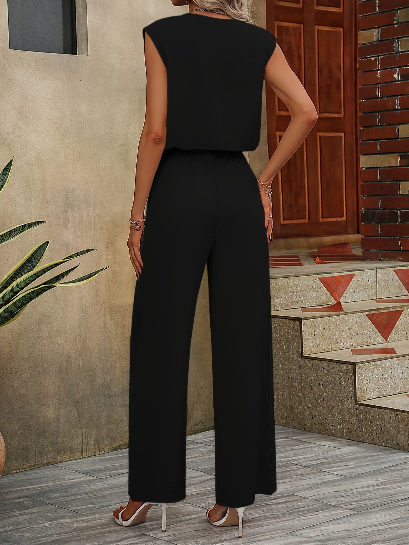 Tweedelige set met mouwloze V-hals top met knopen en wijde broek