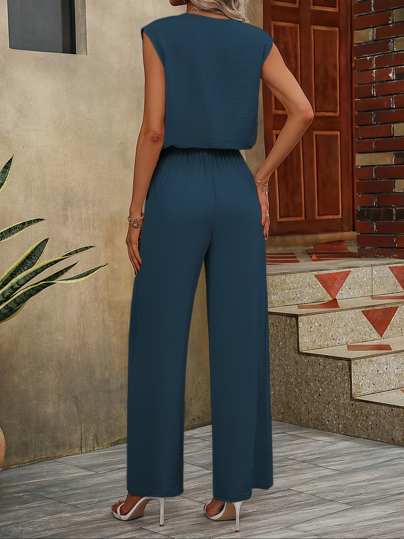 Tweedelige set met mouwloze V-hals top met knopen en wijde broek