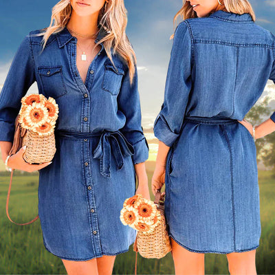 Elegante en stijlvolle jurk met lange mouwen en knoopdetails