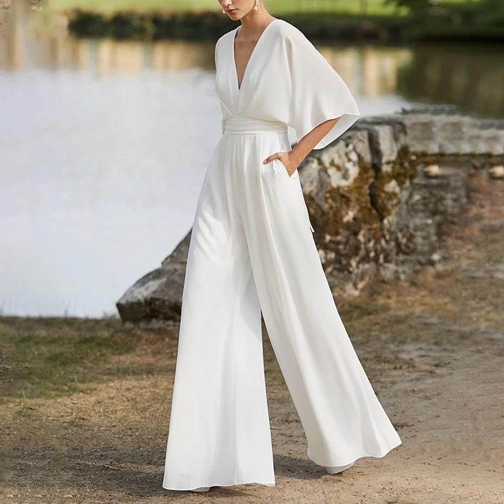 Stijlvolle dames jumpsuit met diepe halslijn wijde mouwen en losse broekspijpen