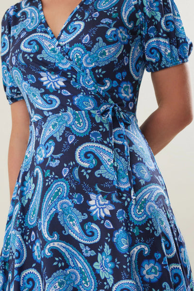 Lange damesjurk met bloemenprint en elegante uitstraling voor zomerse dagen