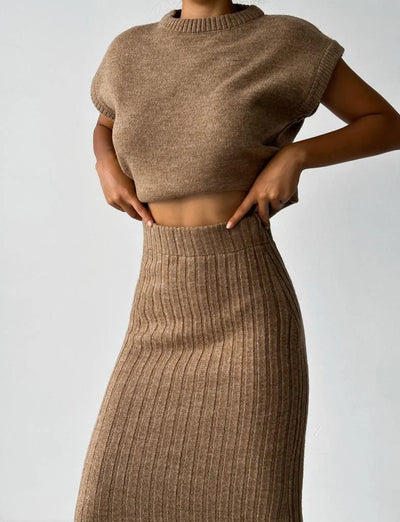 Tweedelige set: mouwloos vest + gebreide rok