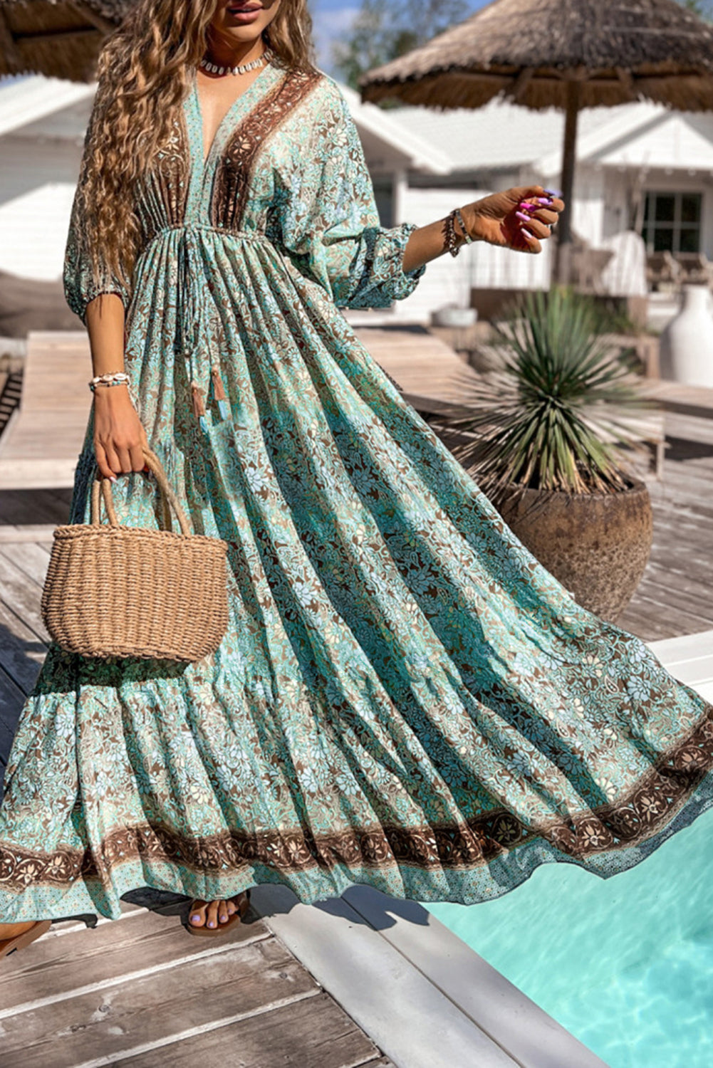 Lange boho-jurk met bloemenprint, open rug en hoge taille