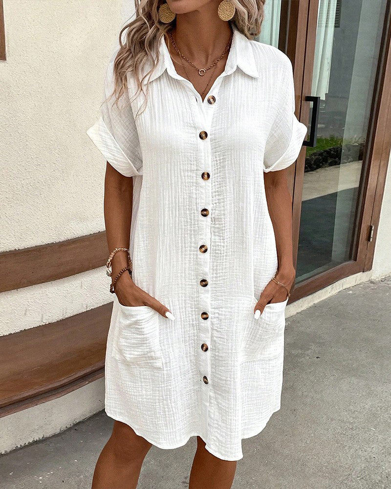Comfortabele nonchalant jurk met korte mouwen en elegante knoopdetails