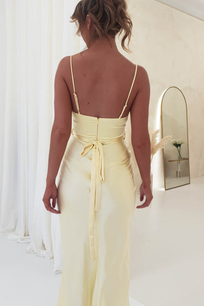 Elegante midi avondjurk met smalle bandjes en een stijlvol korsetontwerp