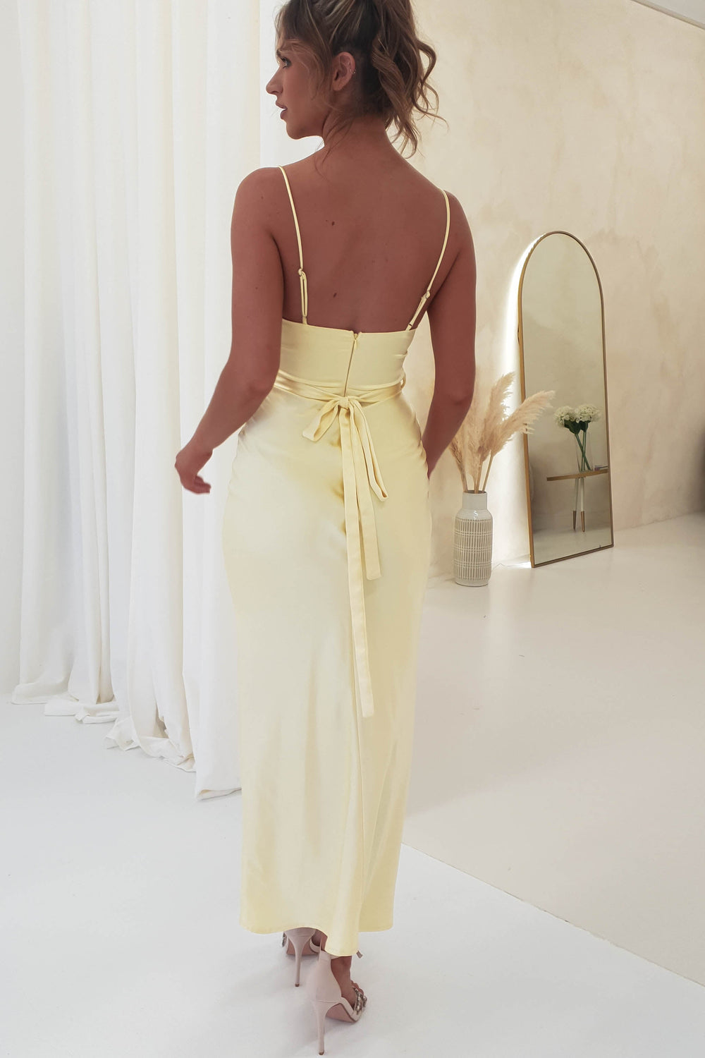 Elegante midi avondjurk met smalle bandjes en een stijlvol korsetontwerp