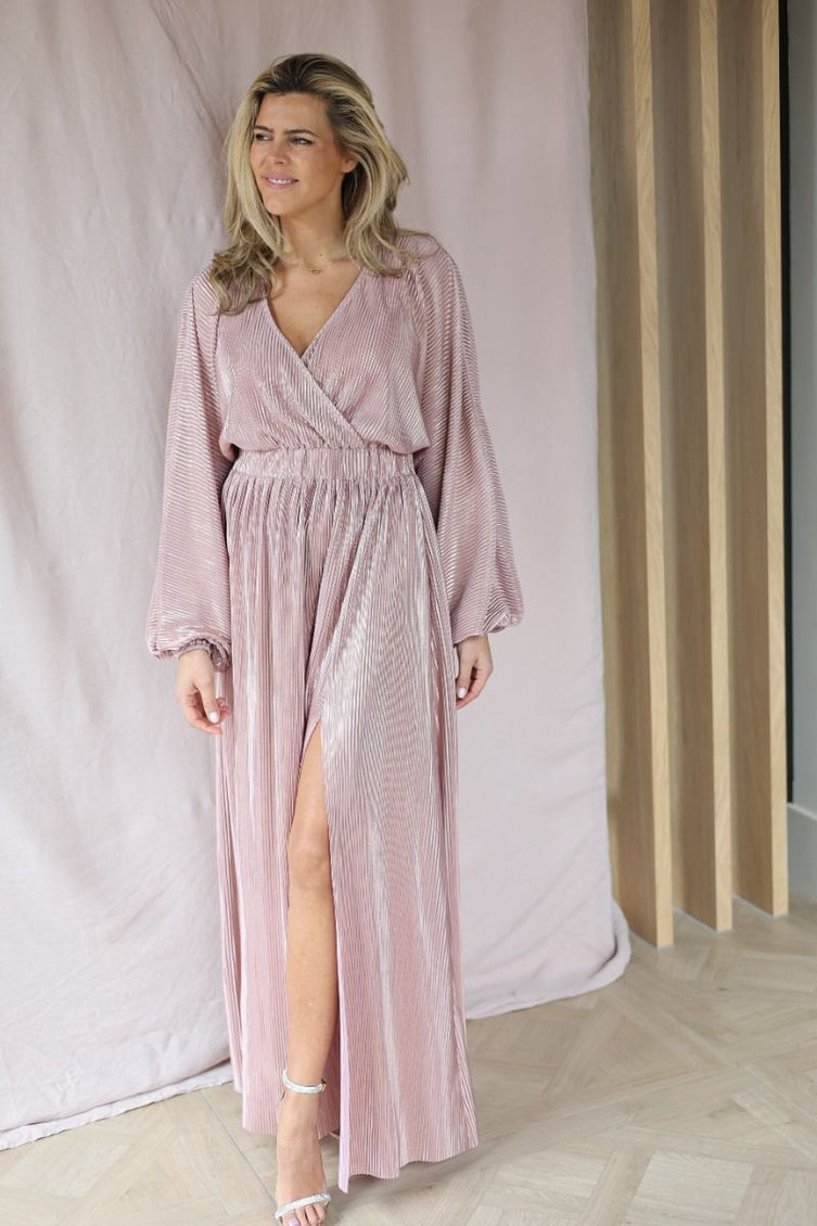 Elegante jurk met lange wijde mouwen en hoge split
