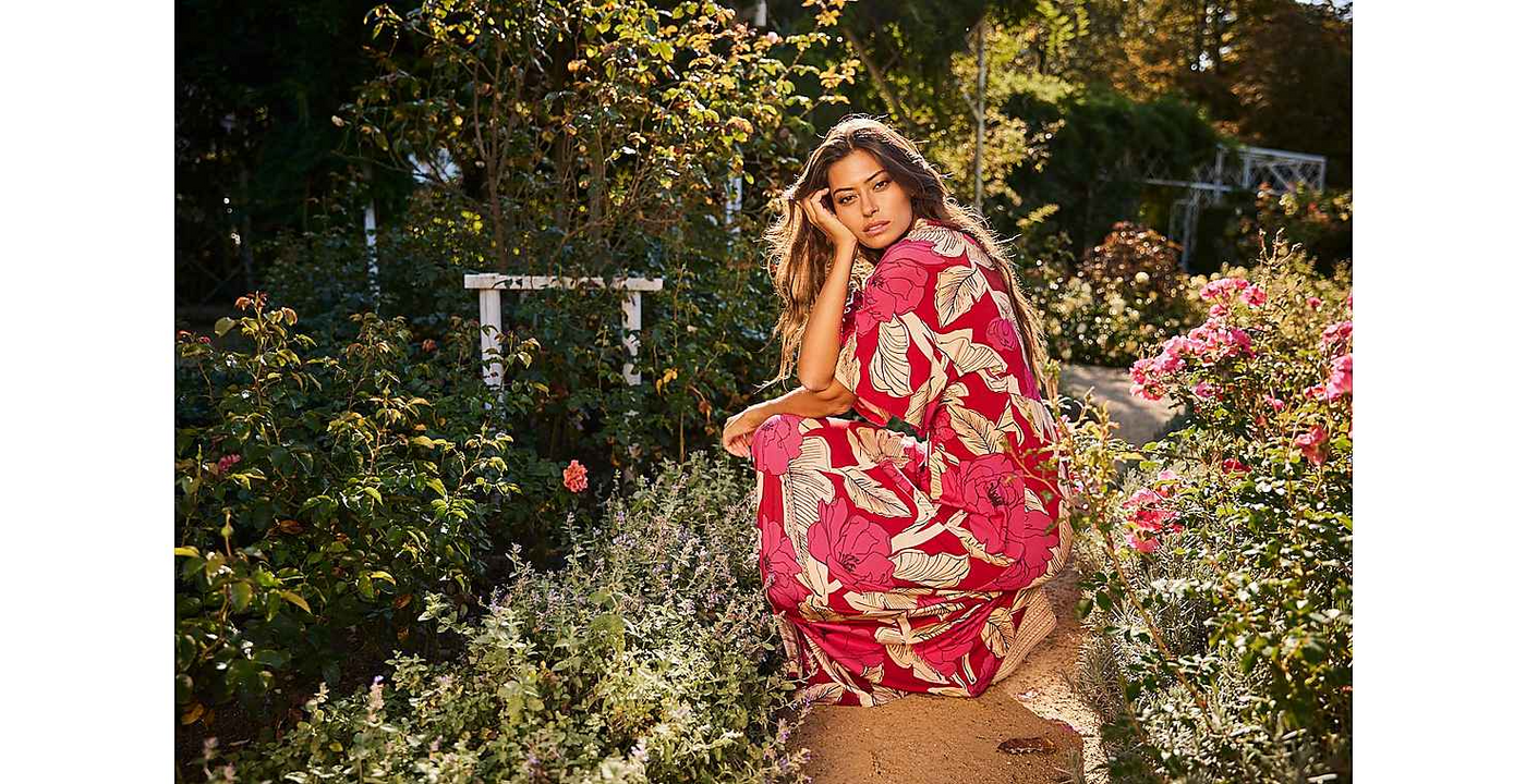 Zomerse lange damesjurk met opvallende bloemenprint voor elke gelegenheid