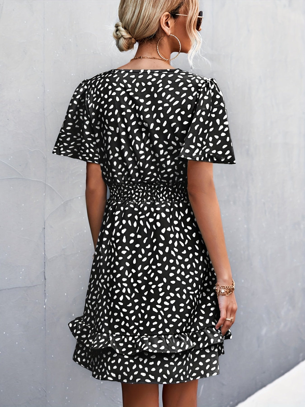 Damesjurk met stippenprint en elegante ruches mouwen