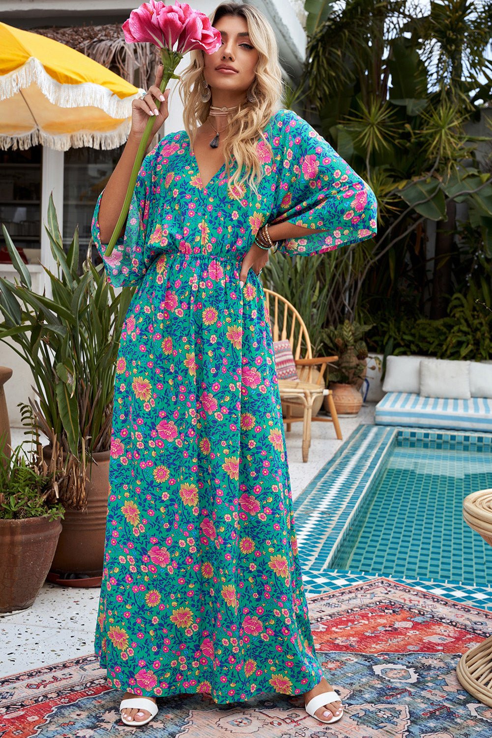 Claudia - Groene bohemian maxi jurk met diepe V-hals en bloemenprint