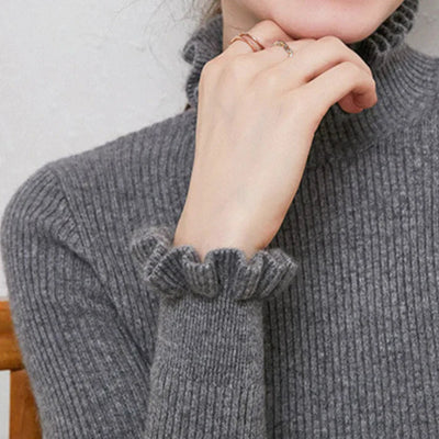 Stijlvolle dames coltrui met elegante kanten details aan kraag en mouwen