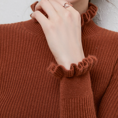 Stijlvolle dames coltrui met elegante kanten details aan kraag en mouwen