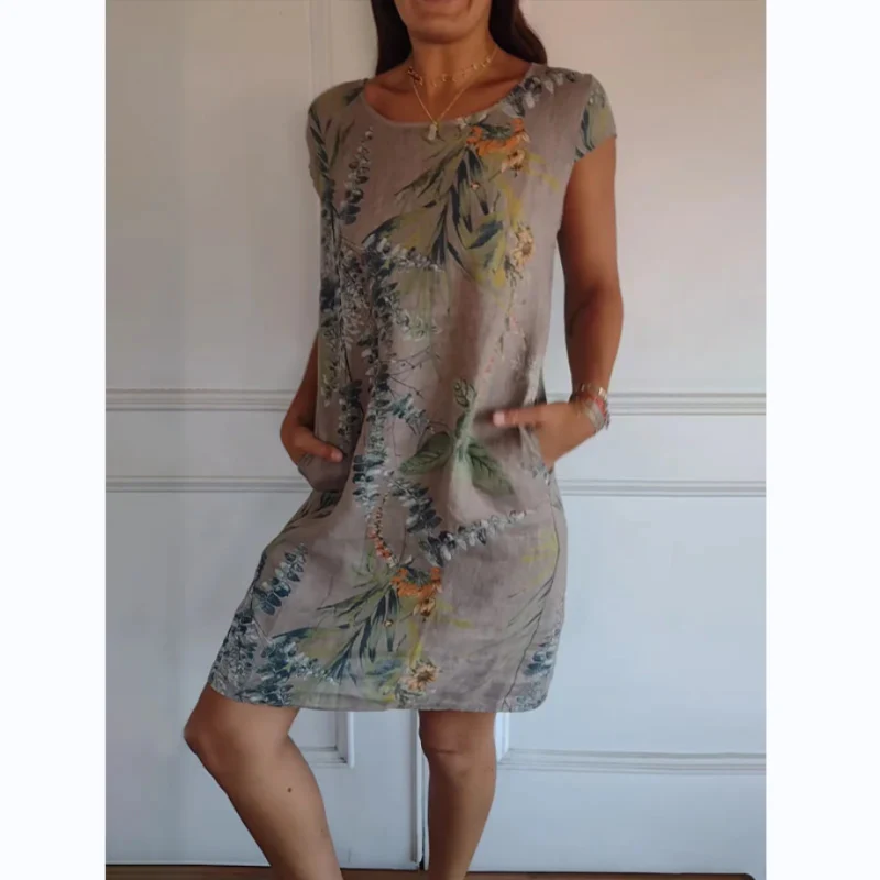 Vrouwelijke zomerjurk met ronde hals en korte mouwen met print