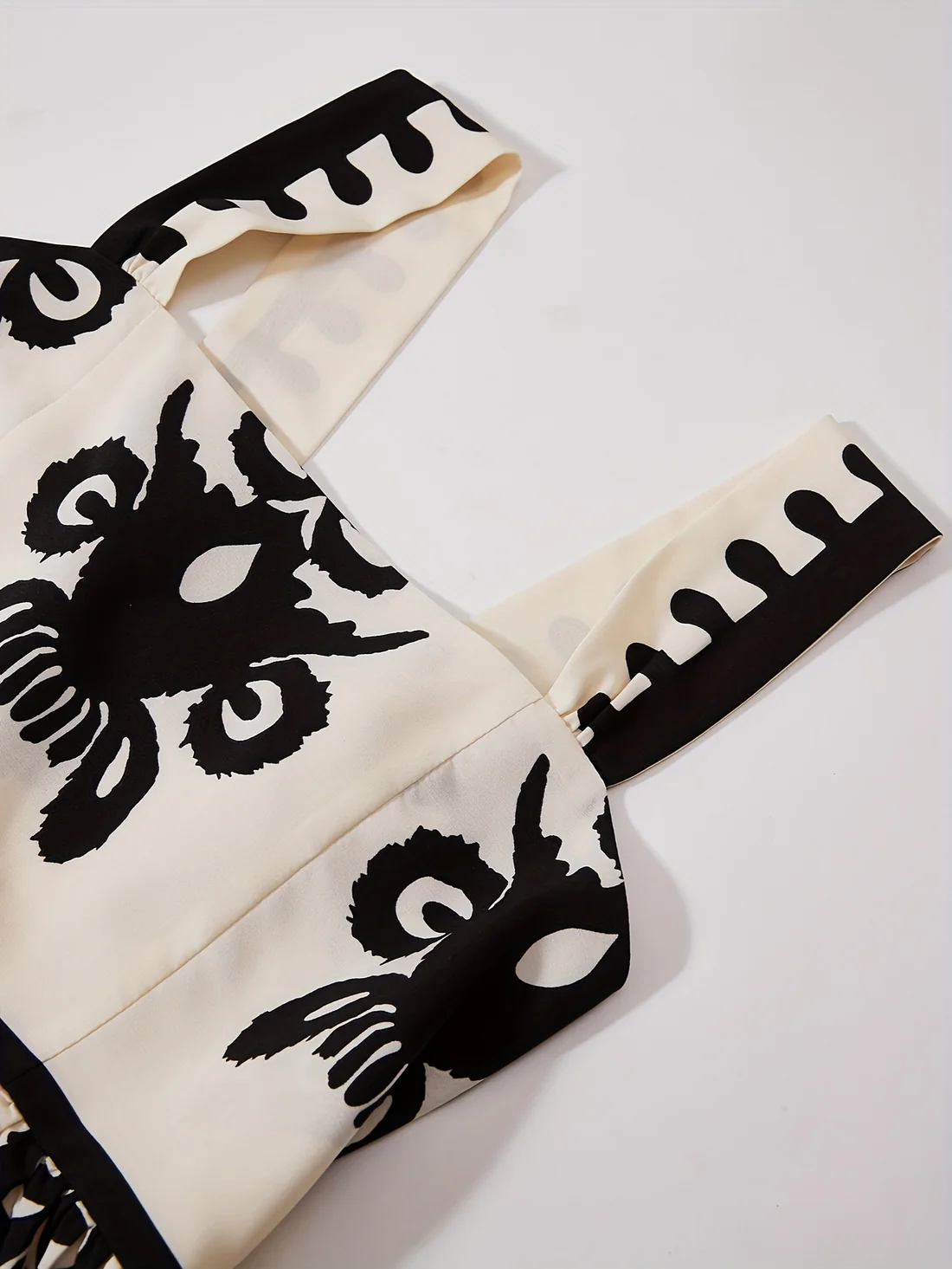 Lange mouwloze jurk met retro print en elegante uitstraling