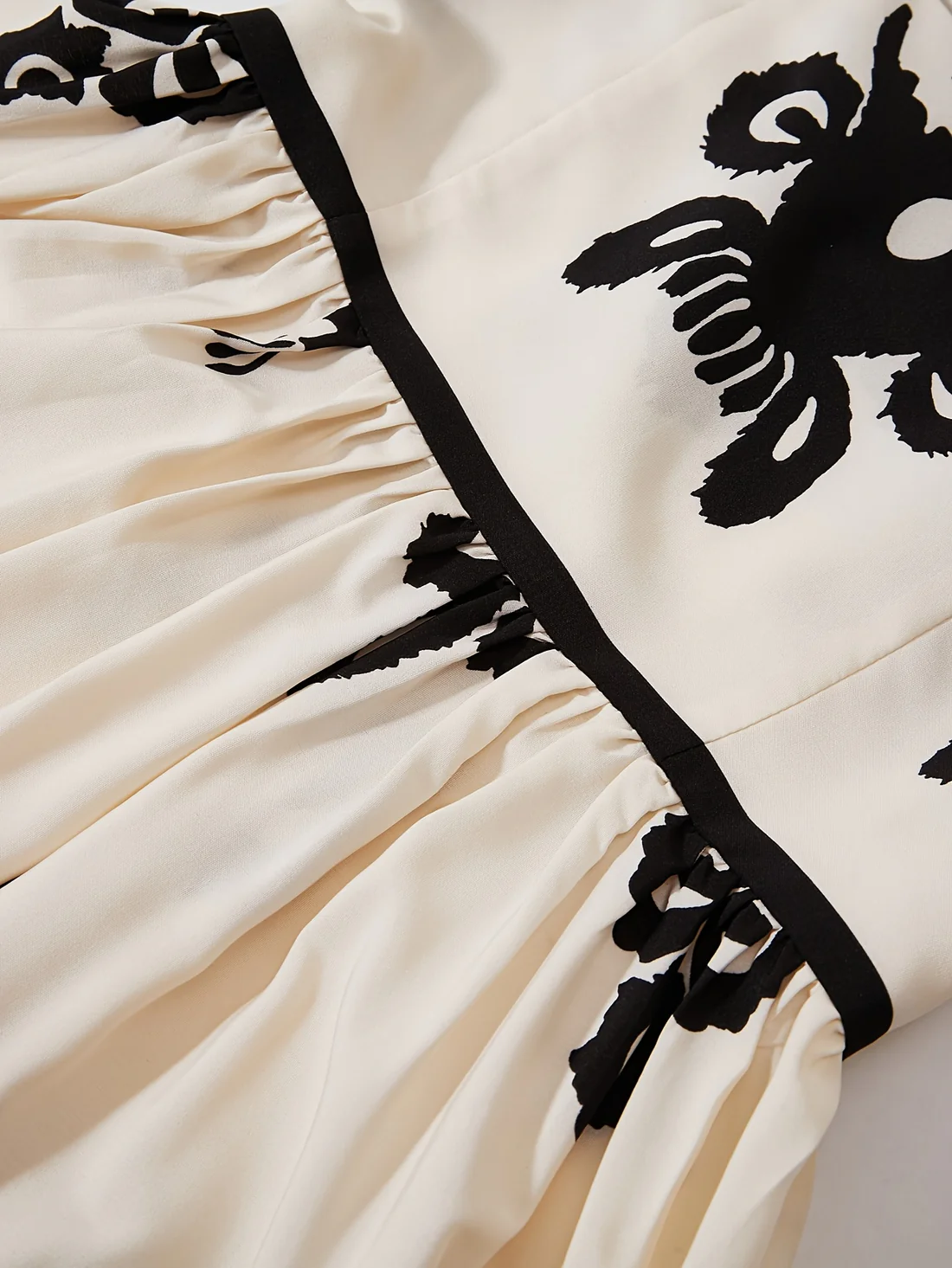 Lange mouwloze jurk met retro print en elegante uitstraling