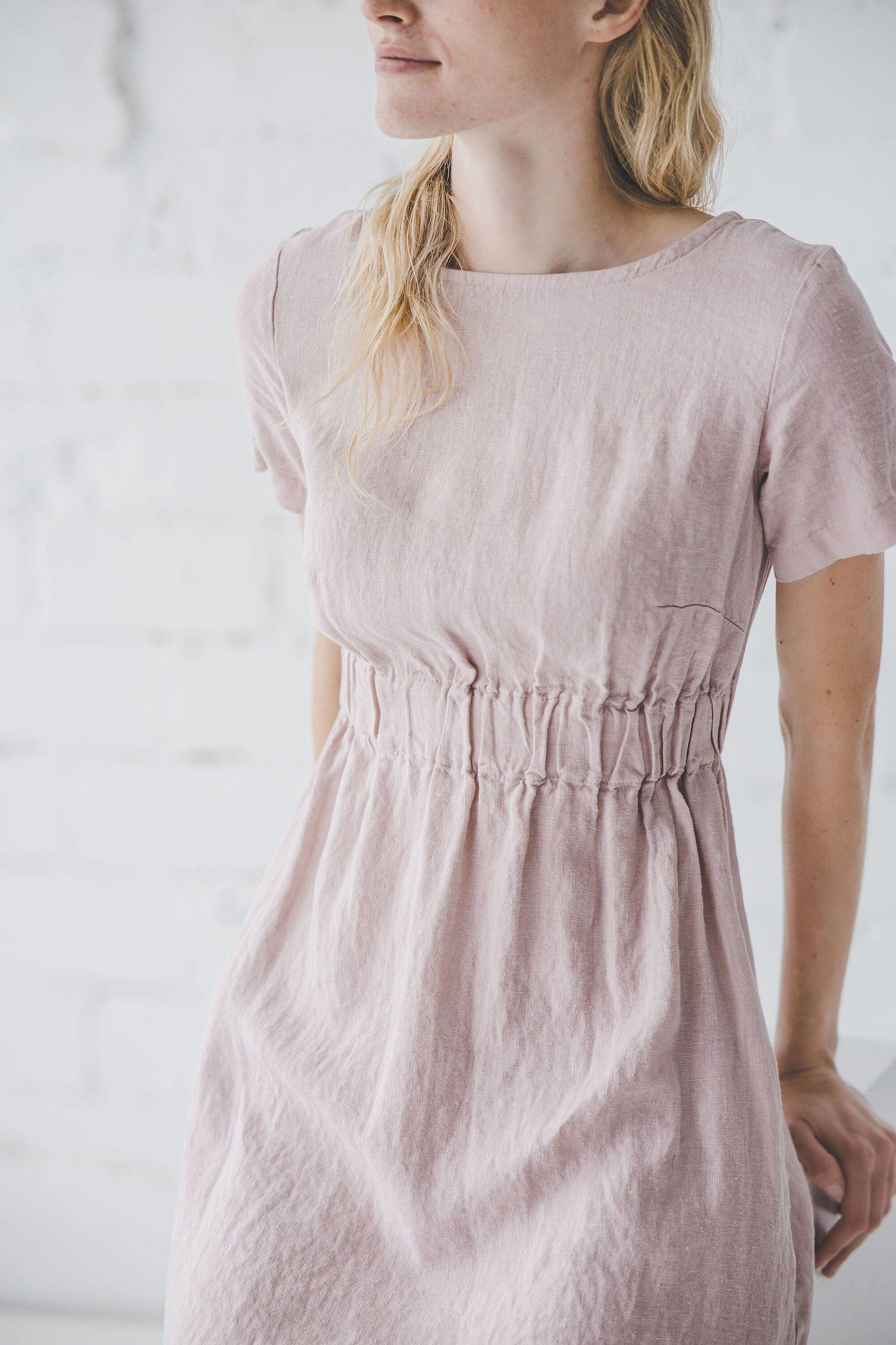 Zomerse jurk met korte mouwen en slank silhouet