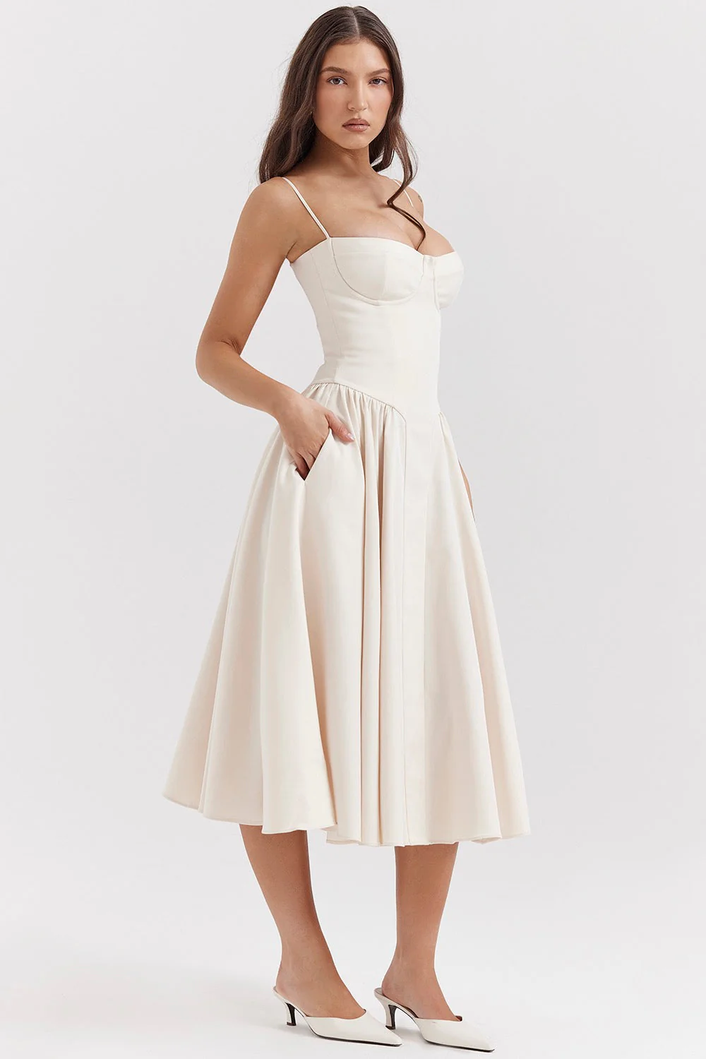 Elegante midi jurk met fijne bandjes voor zomerse dagen