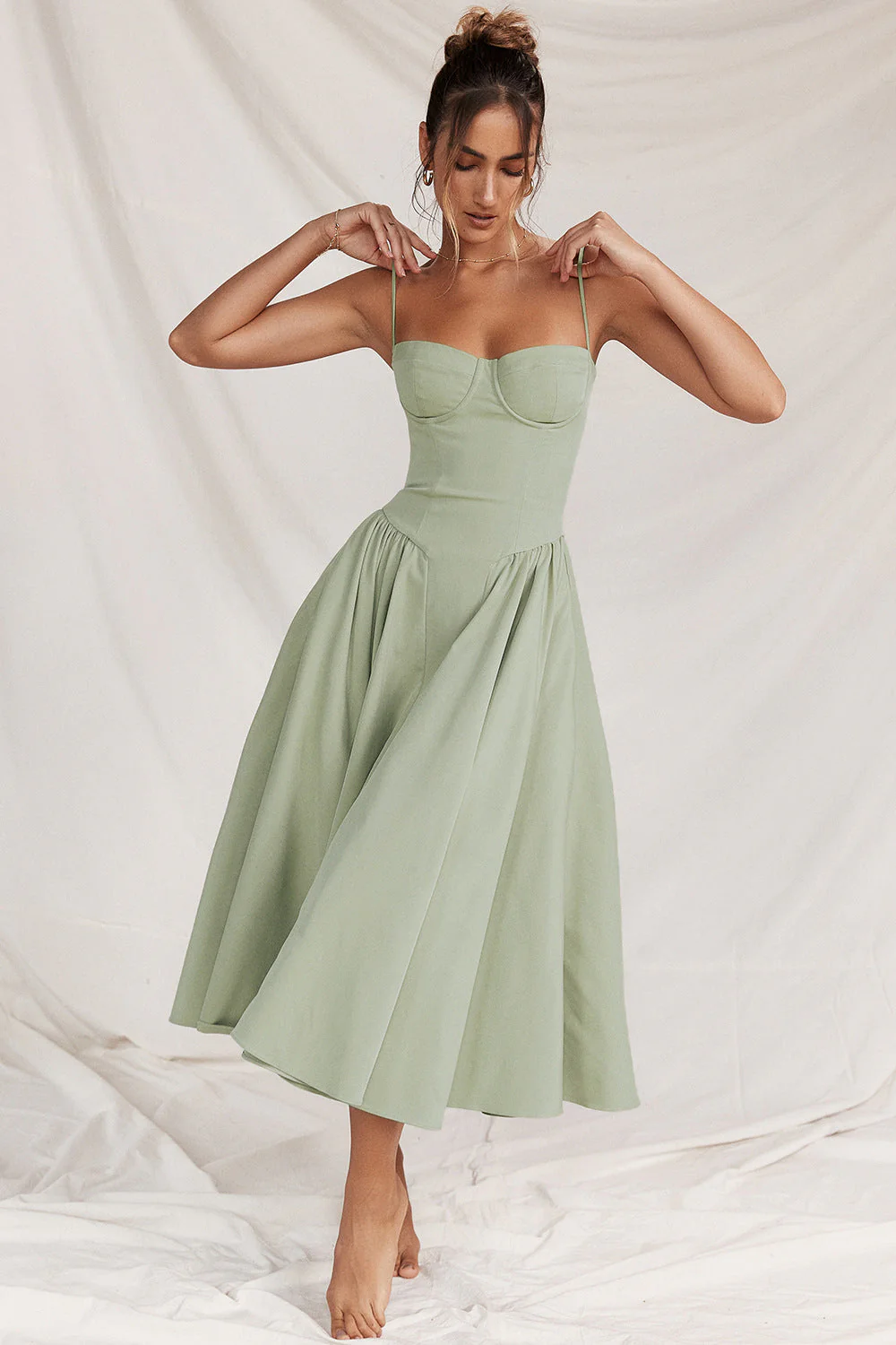 Elegante midi jurk met fijne bandjes voor zomerse dagen