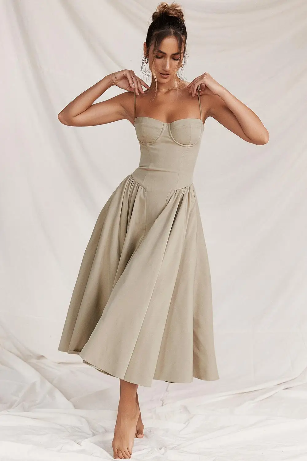 Elegante midi jurk met fijne bandjes voor zomerse dagen