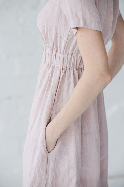 Zomerse jurk met korte mouwen en slank silhouet