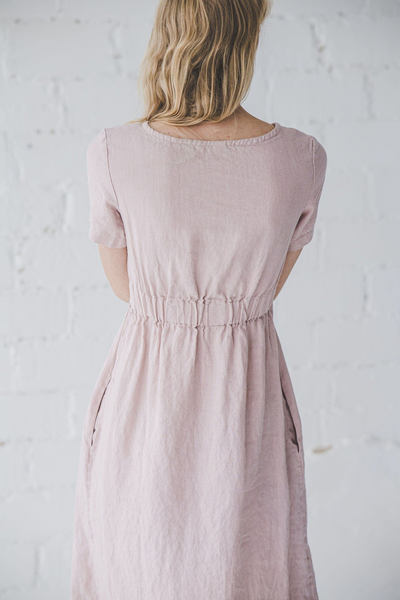 Zomerse jurk met korte mouwen en slank silhouet